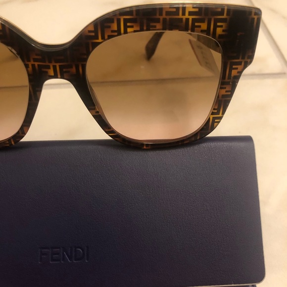 🔥NEW SHOW STOPPER FENDI SUNGLASSES 🔥 - Picture 14 of 16